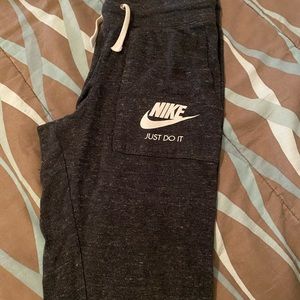 Dark grey NIKE cropped sweats